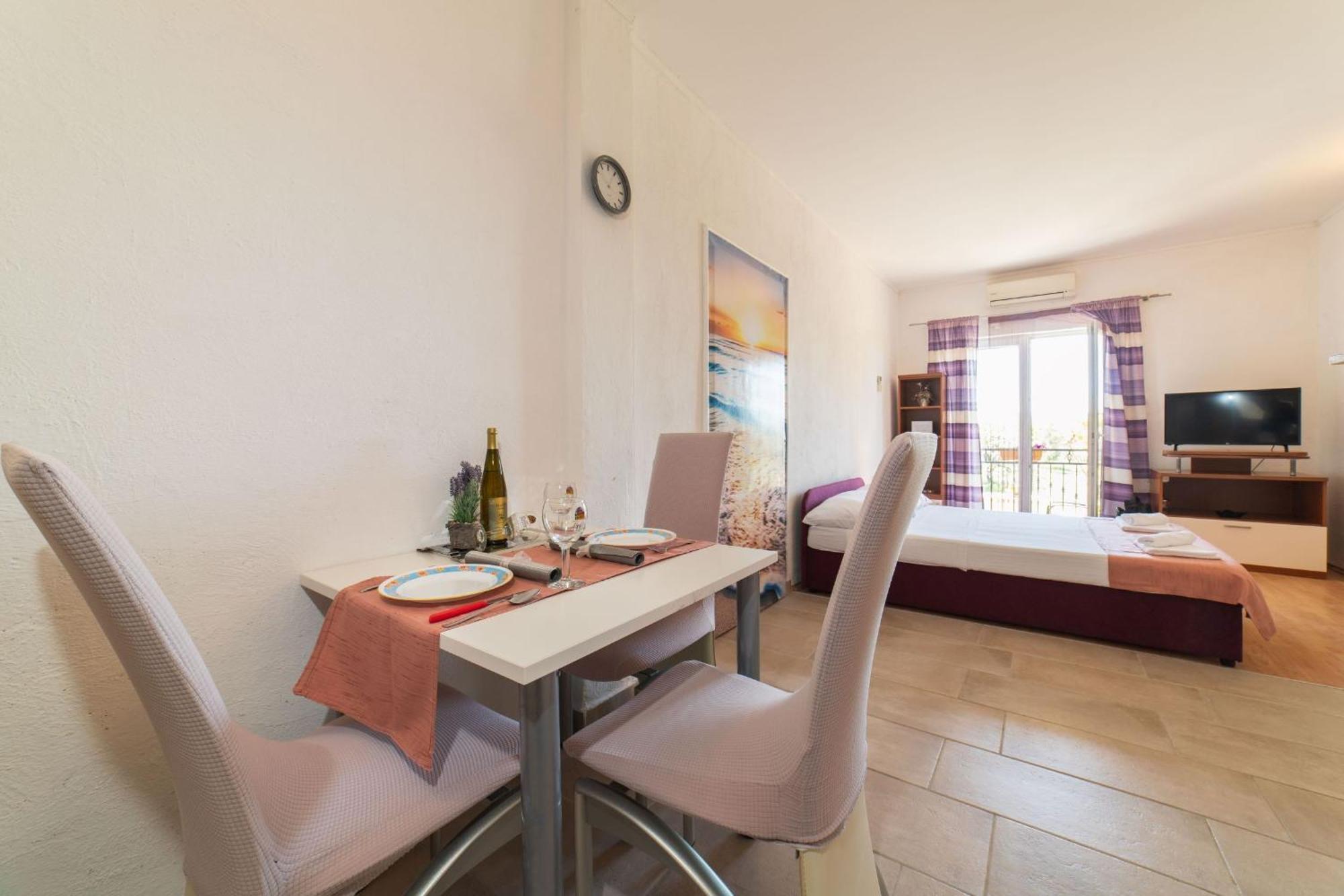 Apartment Livaja Kaštel Novi Rum bild